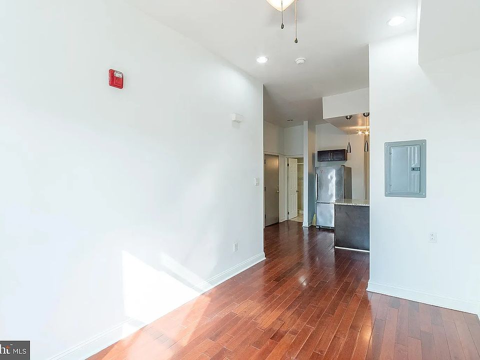 1st image of 1633 W Girard Ave #2F