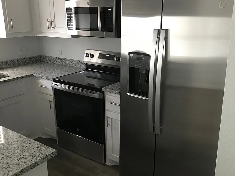 1136 Suburban Dr — Photo 2