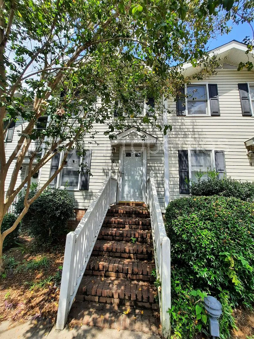 Shandon Oaks Townhome — Photo 1