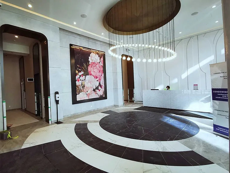 60 Shuter St #Penthouse 201 — Photo 2