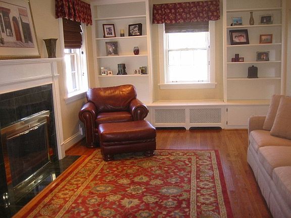 Livingroom with fireplace and bookshelves