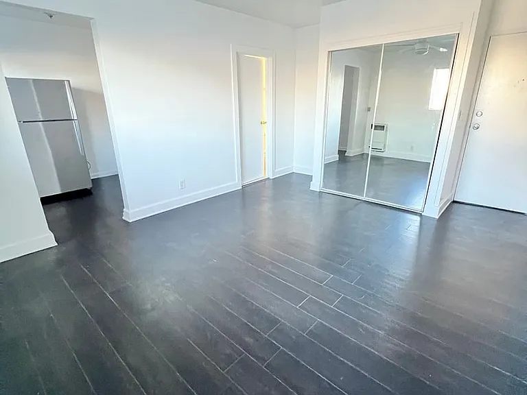 Bourbon Blue - Modern Living Near USC & Downtown LA — Photo 9