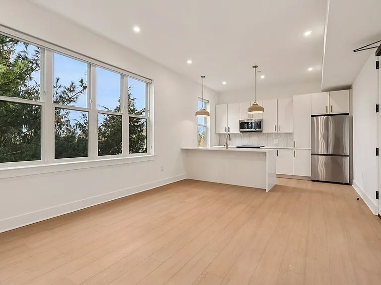 20 West — Photo 299
