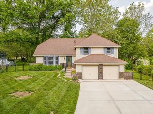 9802 NW Hampton Woods Ct, Parkville, MO 64152