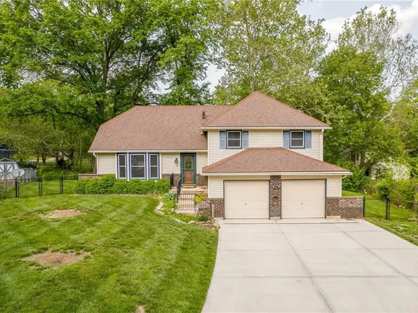 9802 NW Hampton Woods Ct, Parkville, MO 64152