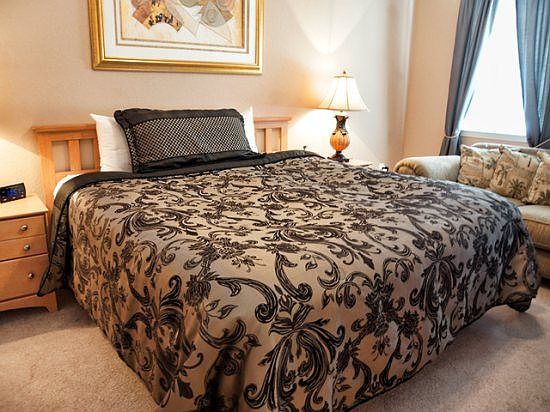 TR2C603-king-master-bedroom