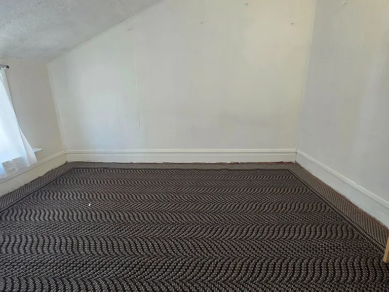104 Centre St N — Photo 8