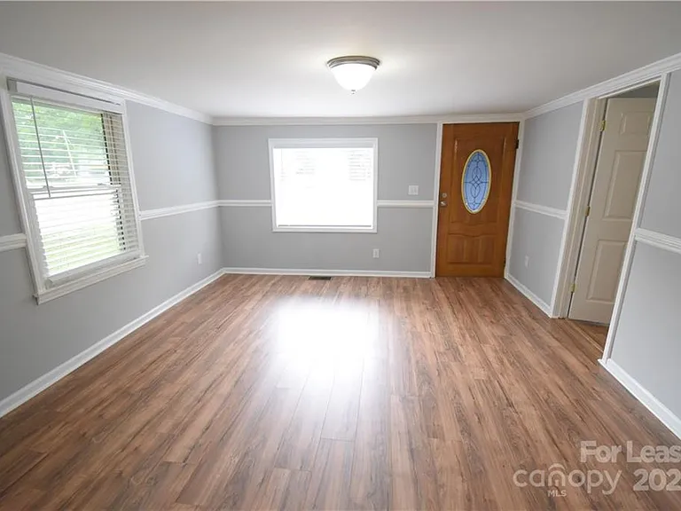 1077 Henderson St — Photo 3