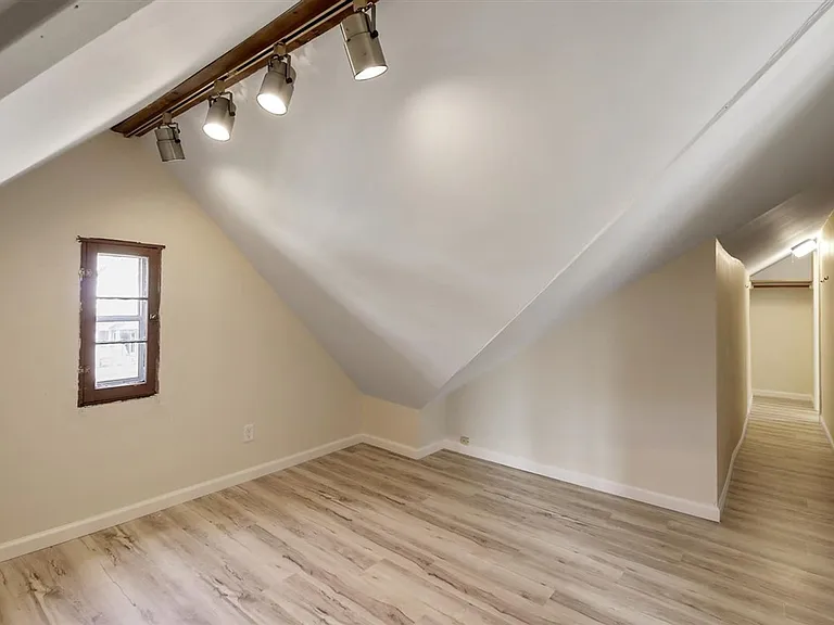 713 W Green St — Photo 19