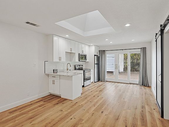 5th image of 26 Horseshoe Dr
