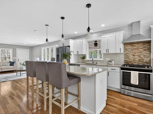 10 Mattakeesett Ave, Pembroke, MA 02359