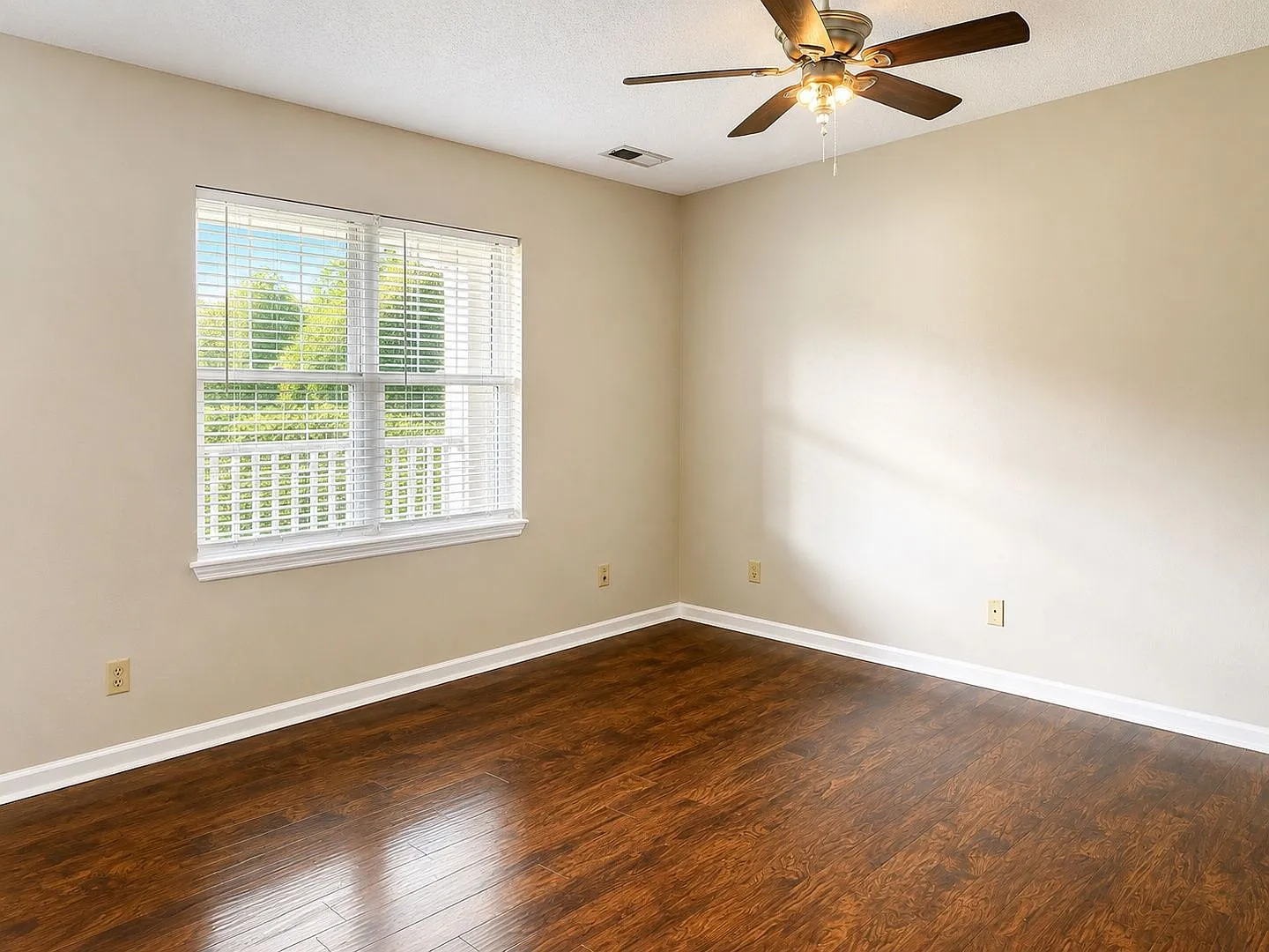 2 bed, 1.0 bath, 1660 sqft, $1,350 — Photo 3