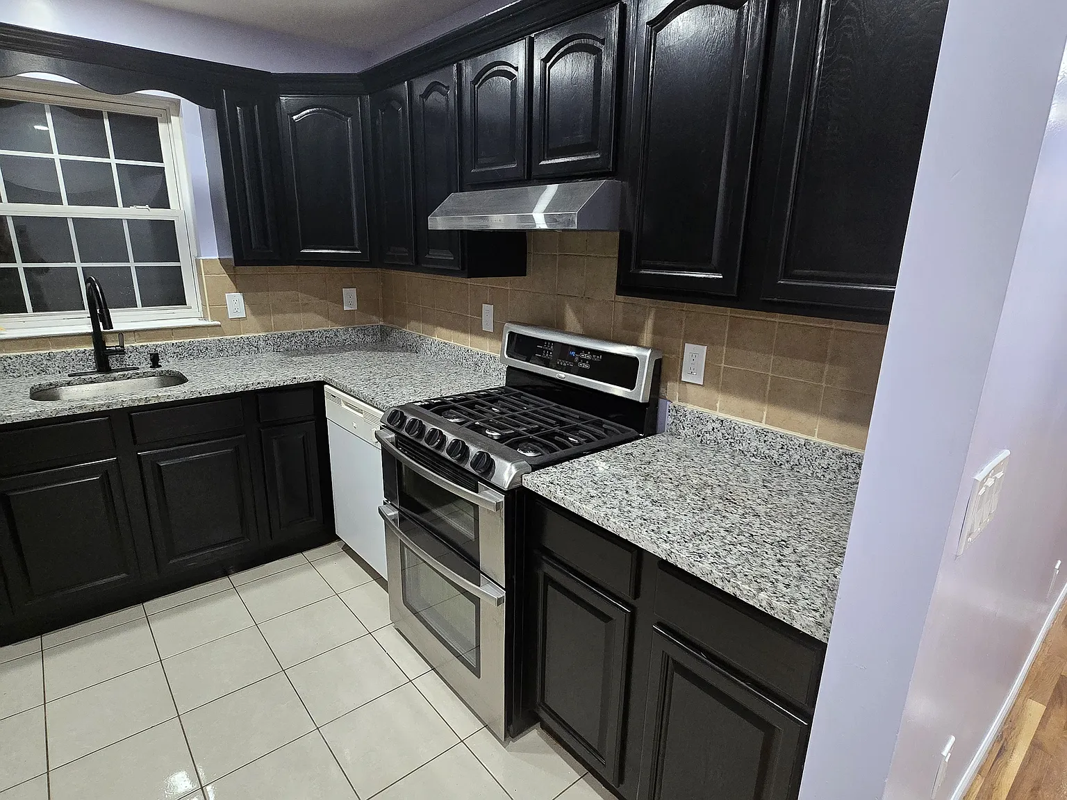 3 bed, 2500 sqft, $2,700 — Photo 4