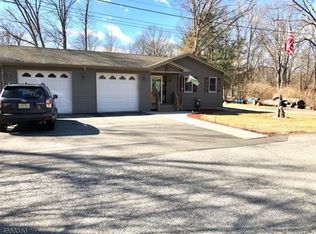 2 Patti Ln, Oak Ridge, NJ 07438