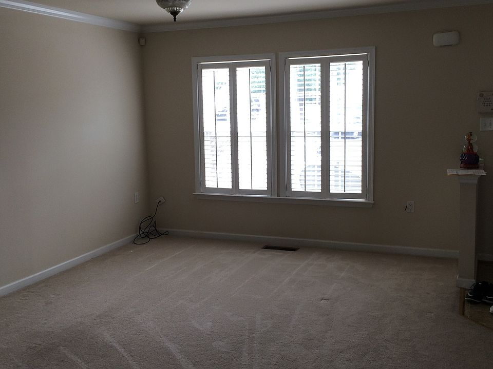 2nd image of 40 Litchfield Ln