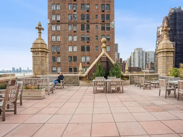 333 East 43rd Street image 4 of 5