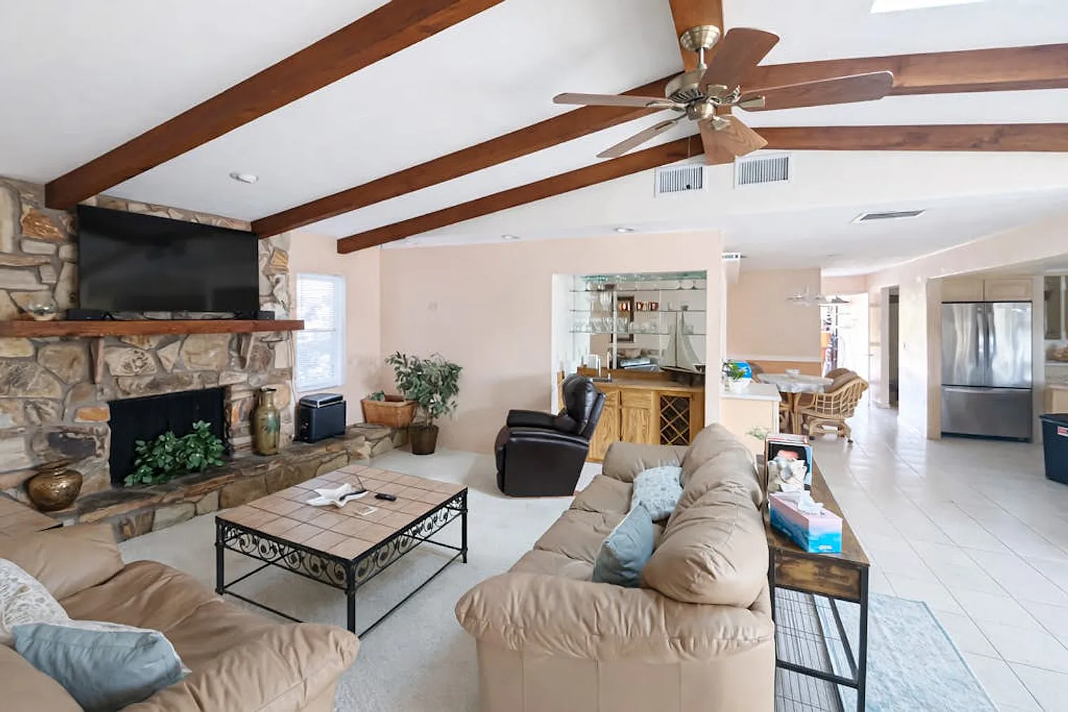 4 bed, 2.0 bath, 2389 sqft, $7,371 — Photo 4