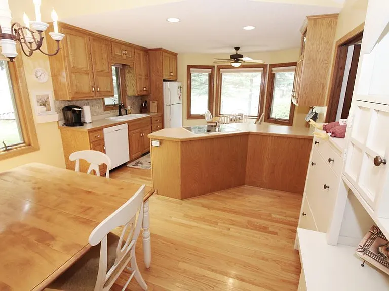 572 Kent Cir — Photo 2