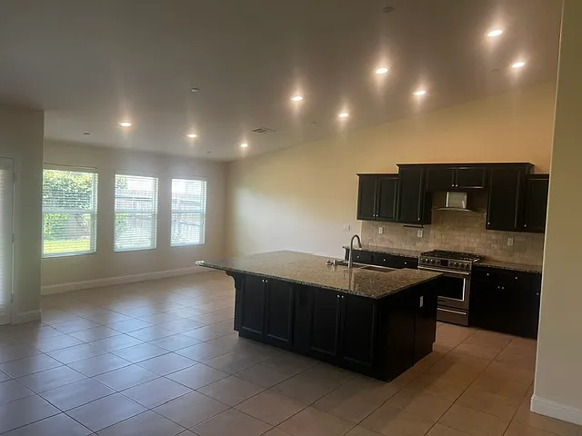 315 W Maclure Ave — Photo 2