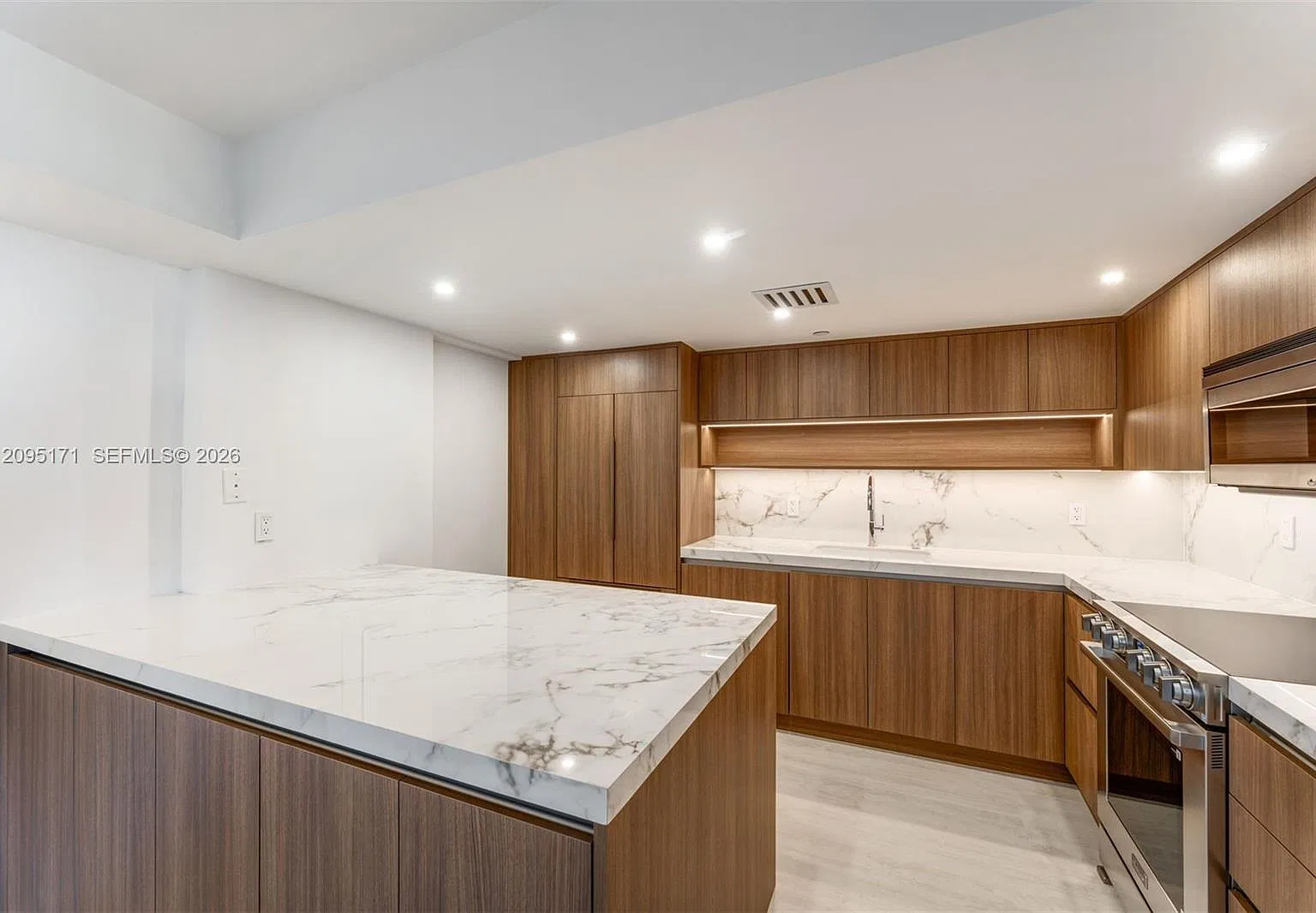 Towers Of Quayside Condo — Photo 1