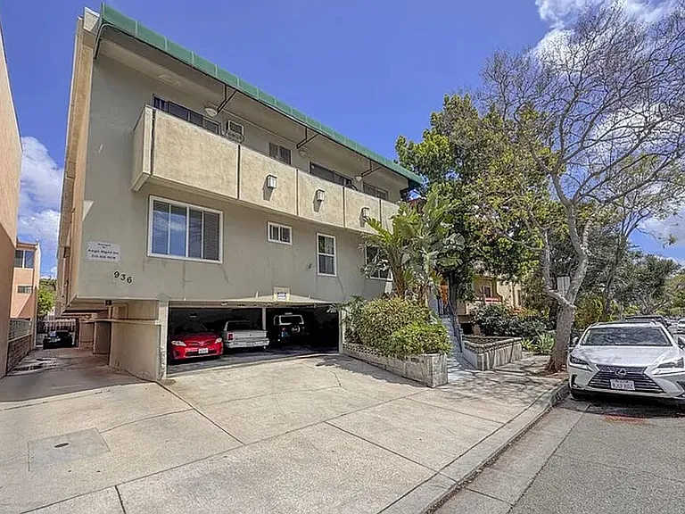 936 N Orange Grove Ave — Photo 2