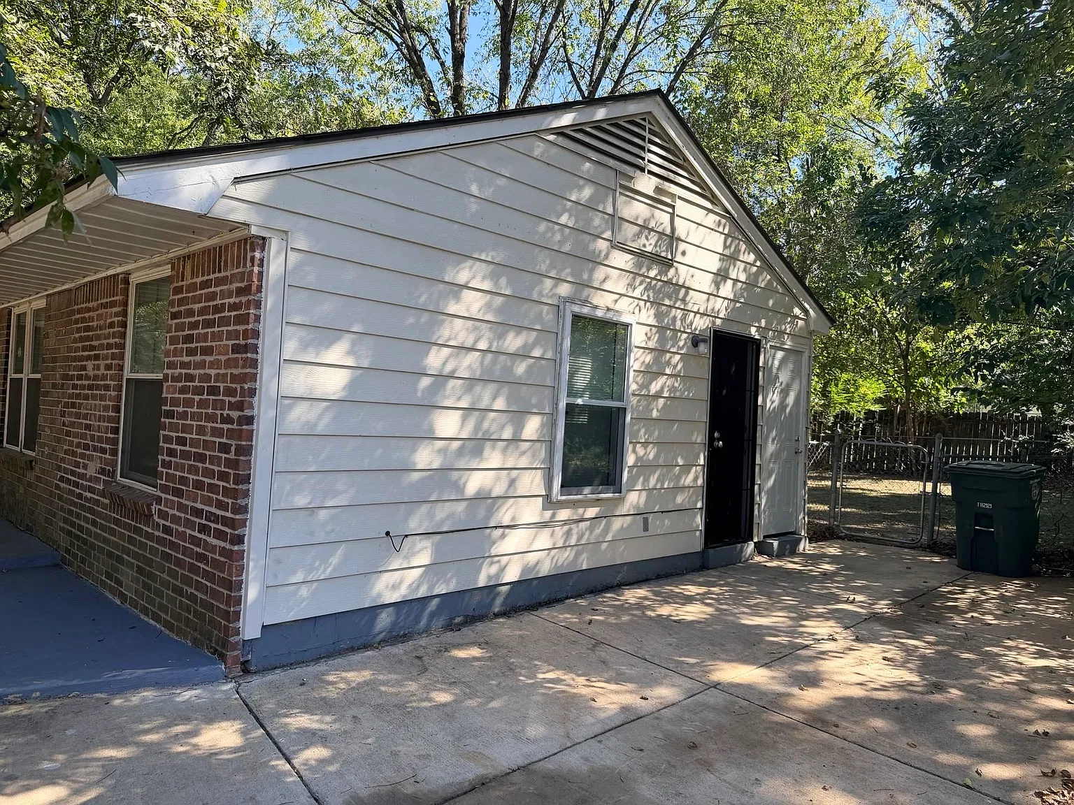 3 bed, 1.0 bath, 1118 sqft, $1,100 — Photo 2