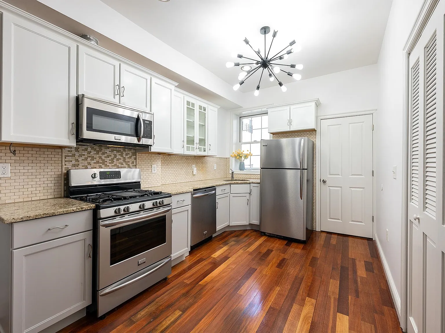 1 bed, 1.0 bath, 529 sqft, $2,100 — Photo 2