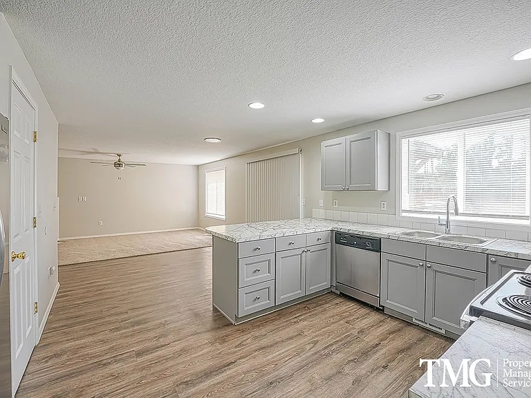17015 NE 31st Way — Photo 2