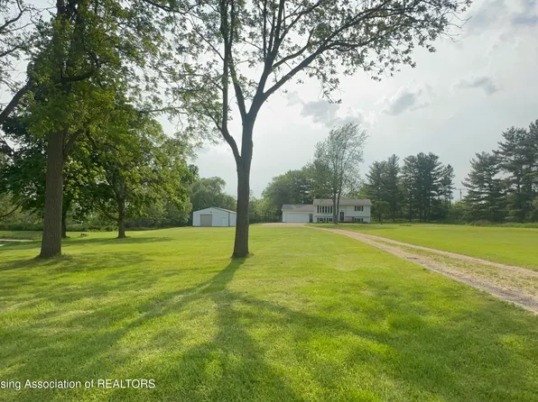 9216 S Grove Rd, Dewitt, MI 48820
