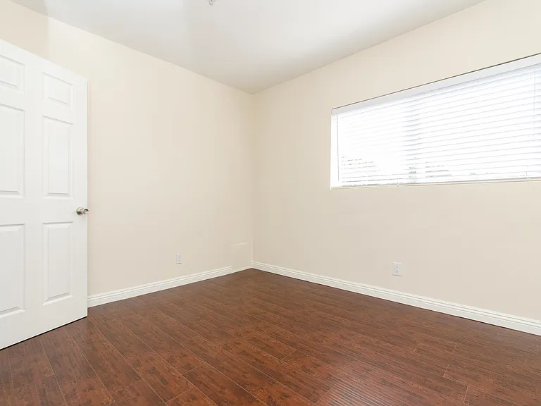 2737 Montrose Ave #105 — Photo 3