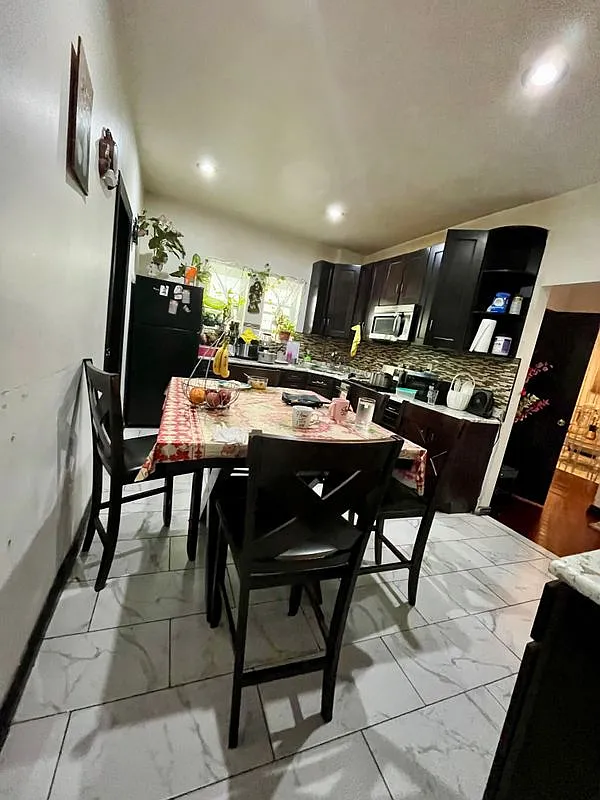 4 bed, 2.0 bath, 1000 sqft, $3,800 — Photo 1