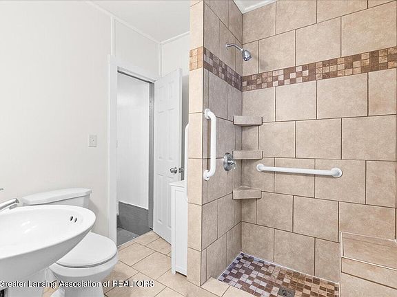 5th image of 930 Durant St