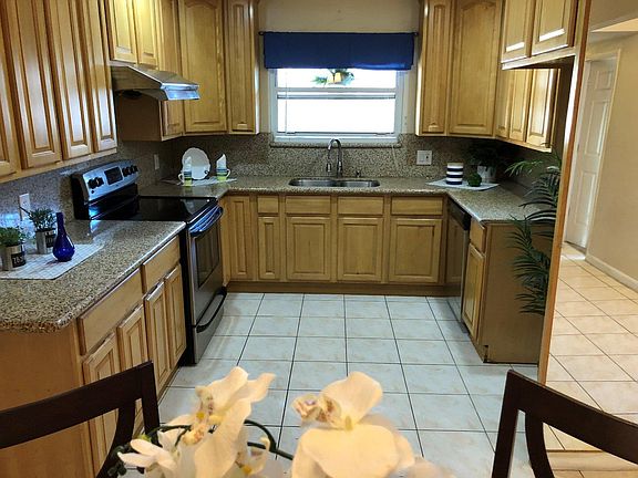 4th image of 963 Laurie Ave