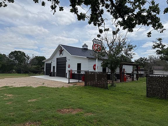 3rd image of 305 Oak Wood Rd