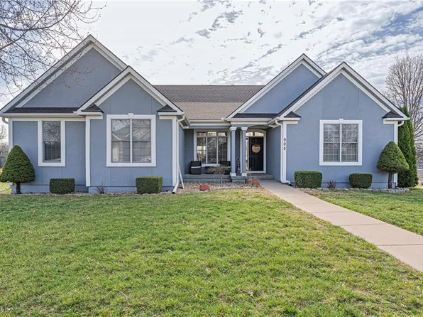 905 Meadowbrook Dr, Kearney, MO 64060