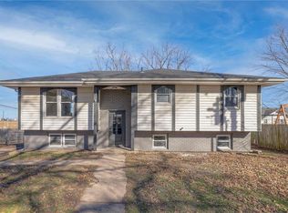 102 SW 6th St, Oak Grove, MO 64075