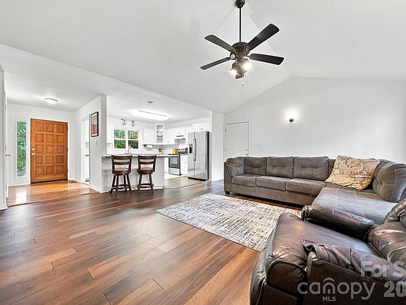 4th image of 220 5th St NE