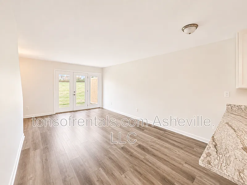 2 bed, 1.5 bath, 1100 sqft, $1,595 — Photo 2