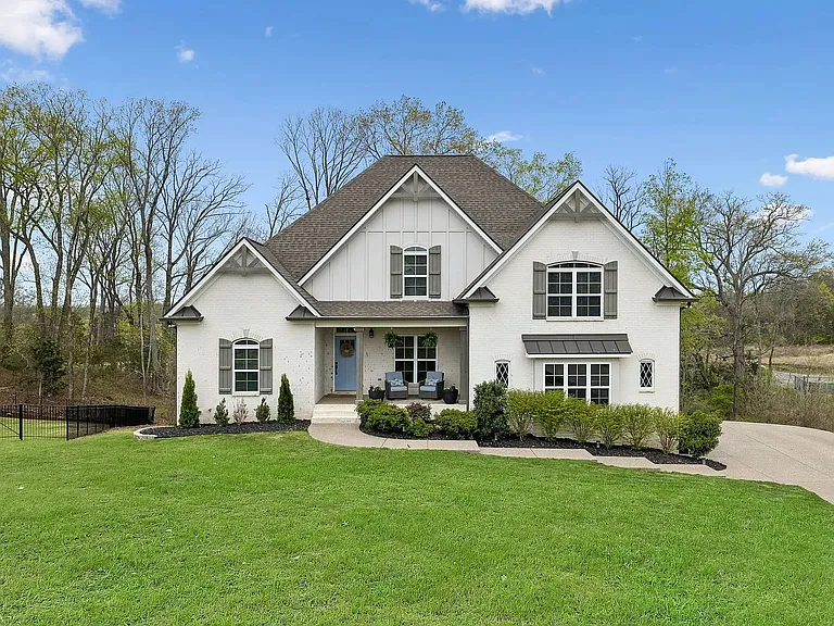 230 Amana Dr — Photo 1