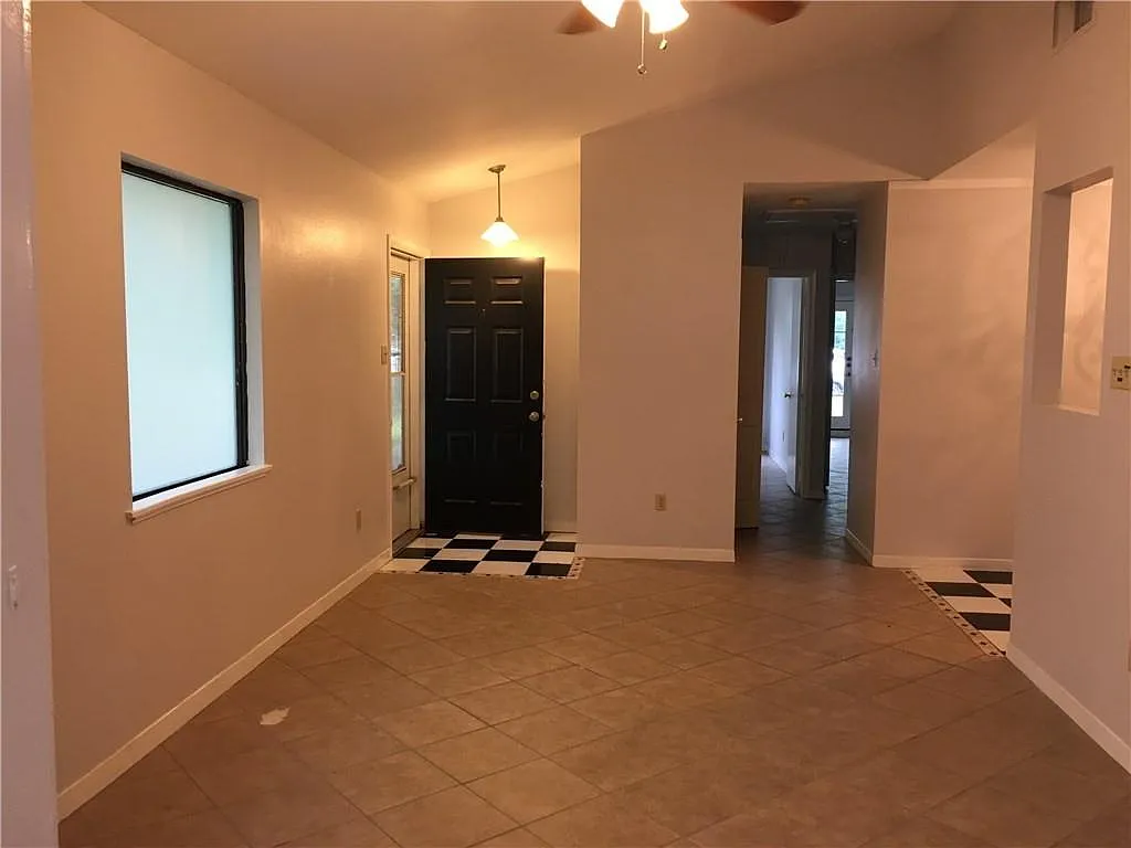 2 bed, 1.0 bath, 975 sqft, $1,900 — Photo 4