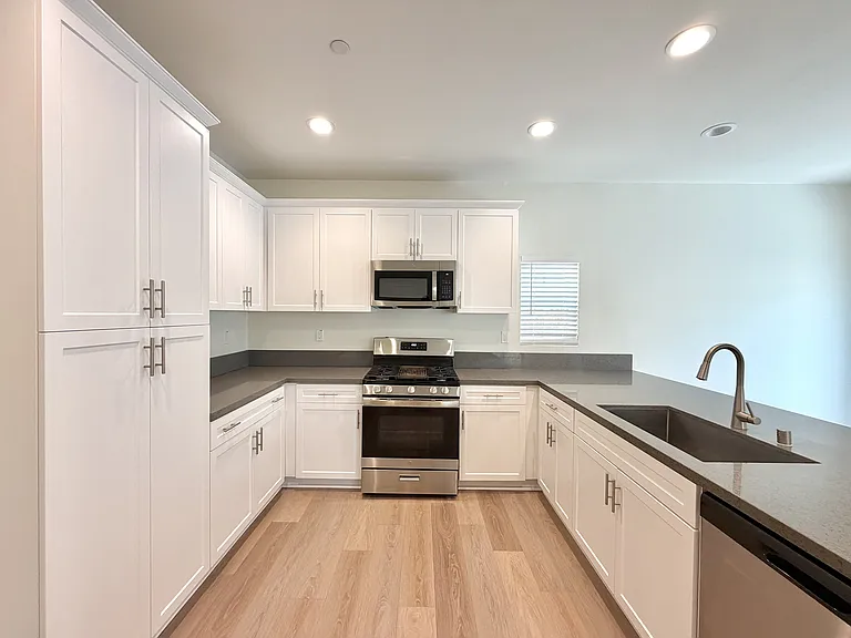 2616 W 2nd St — Photo 4