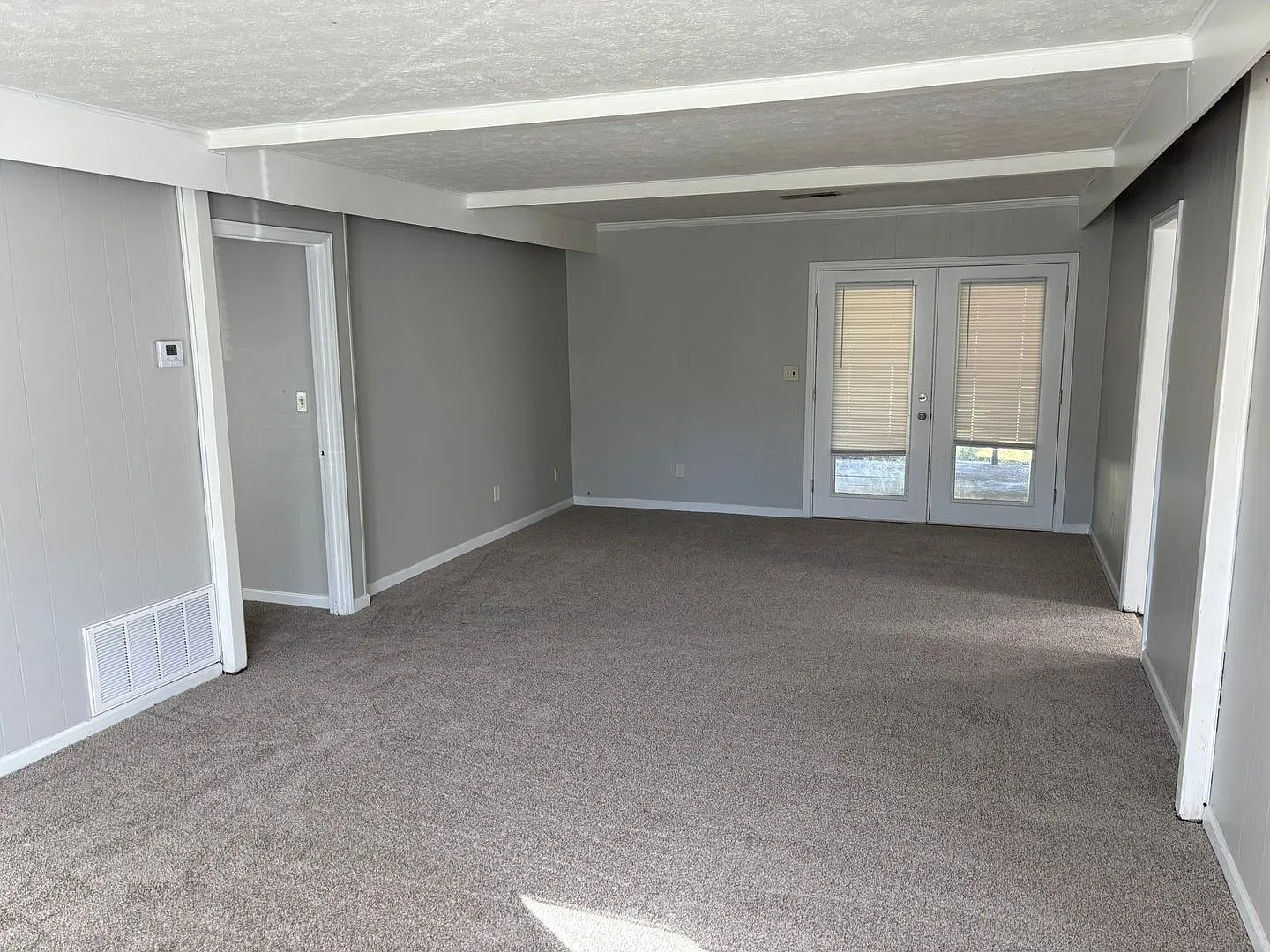 Comfortable 3-Bedroom, 2-Bath Home with Modern Kitchen & Private Fenced Yard — Photo 2