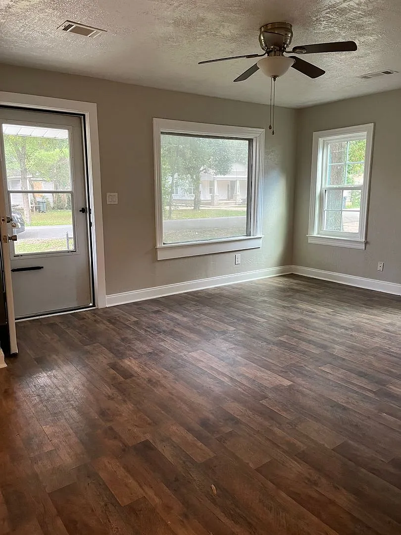 2 Bedroom 1 Bath — Photo 2