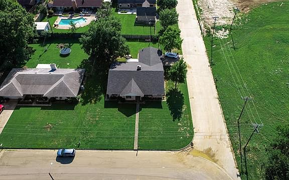 3rd image of 221 Helm Ln