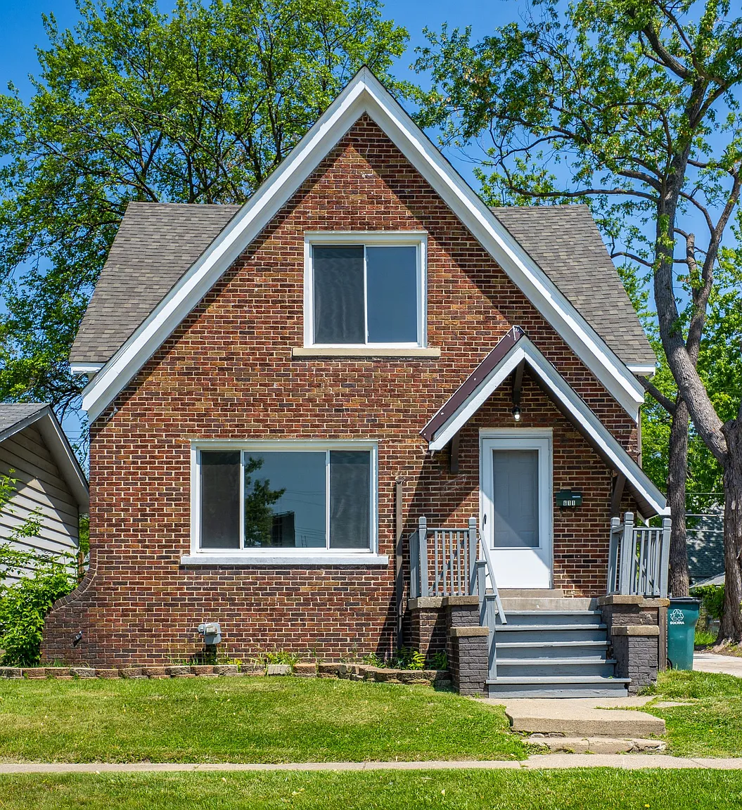 611 E Muir Ave photo 1