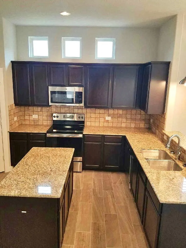 Available Now! Beautiful 3 Bedroom Luxury Townhome, Kyle, Texas! — Photo 3