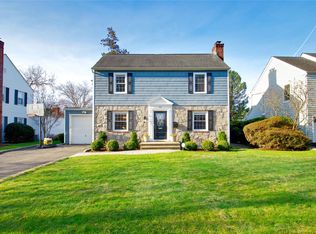 96 Claydon Rd, Garden City, NY 11530