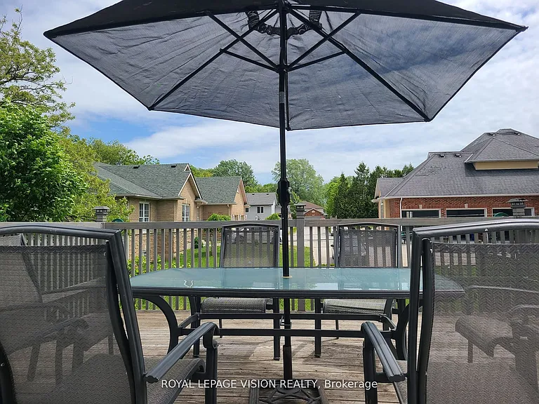 8001 Woodsview Cres — Photo 12