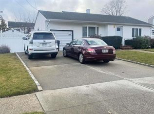 1008 Manor Ln, Bay Shore, NY 11706