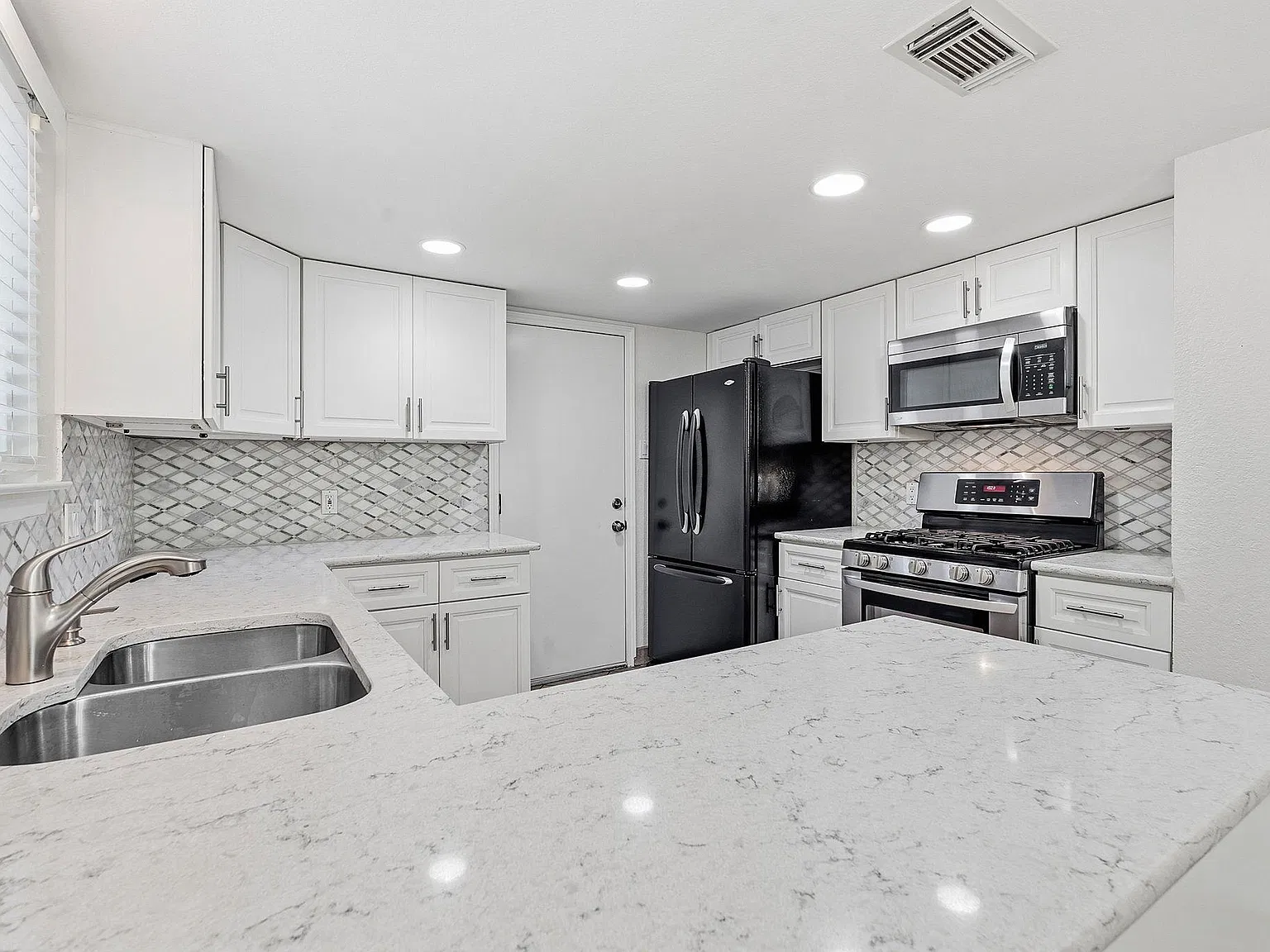 3 bed, 2.5 bath, 1547 sqft, $2,500 — Photo 2
